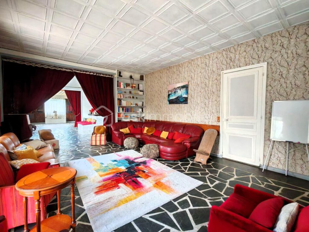 Spacieux pavillon au calme avec garage, sous-sol, jardin et bois – 11 pièces – 5 chambres – 416 m²