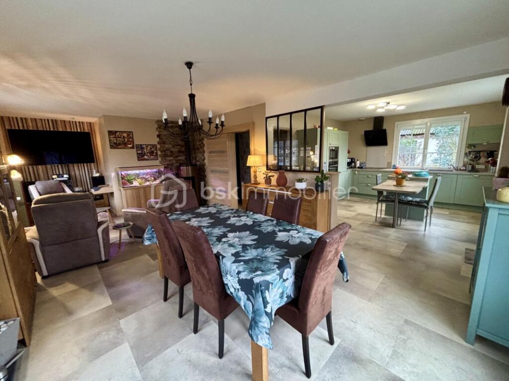 Maison Individuelle rénovée 5 pièces avec Sous-Sol Complet, garage et jardin – Nouzonville – 5 pièces – 4 chambres – 121 m²