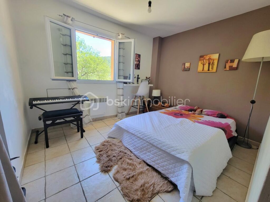 Grande maison familiale de plain pied avec piscine, terrasses, vue dégagée et T3 indépendant – 9 pièces – 7 chambres – 188 m²