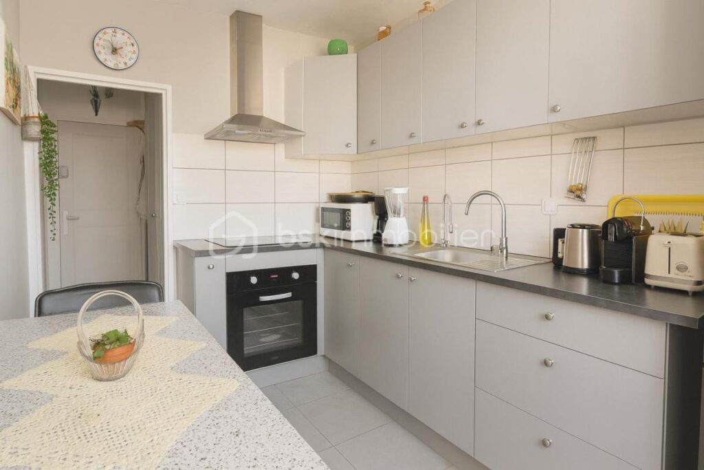 T3 lumineux – Dernier étage – Balcon – Cave + Box – 3 pièces – 2 chambres – 53 m²