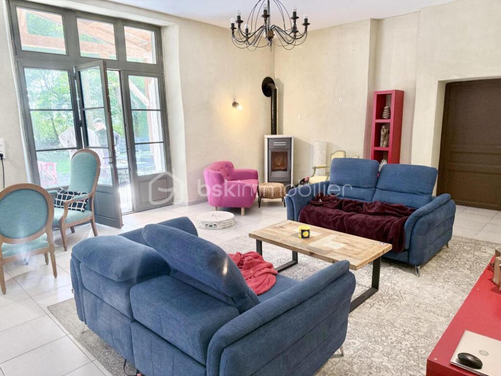 Villa de 16 pièces et 640 m² sur 2 ha de terrain avec piscine – NR pièces – 11 chambres – 641 m²