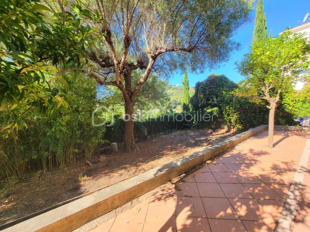 Rare à la vente : T3 de 95 m2 avec vue sur le château de Hyères – 3 pièces – 2 chambres – 95 m²