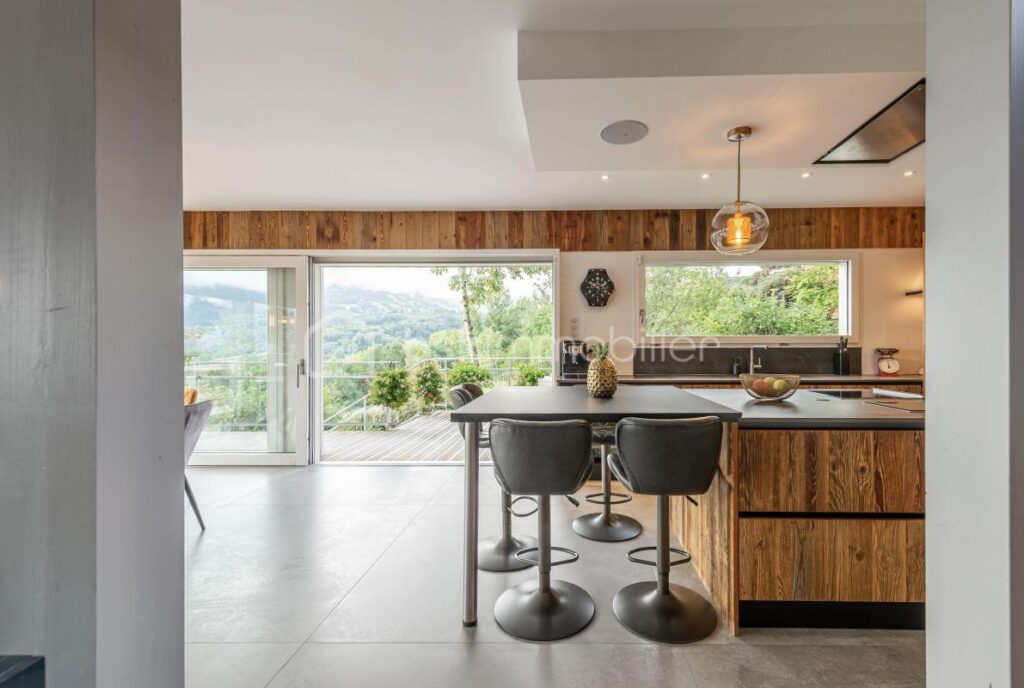 EXCLUSIVITE : SUPERBE VILLA MODERNE 270 M2 SAINT JORIOZ AVEC VUE SUR LAC D ANNECY – 9 pièces – 6 chambres – 269 m²