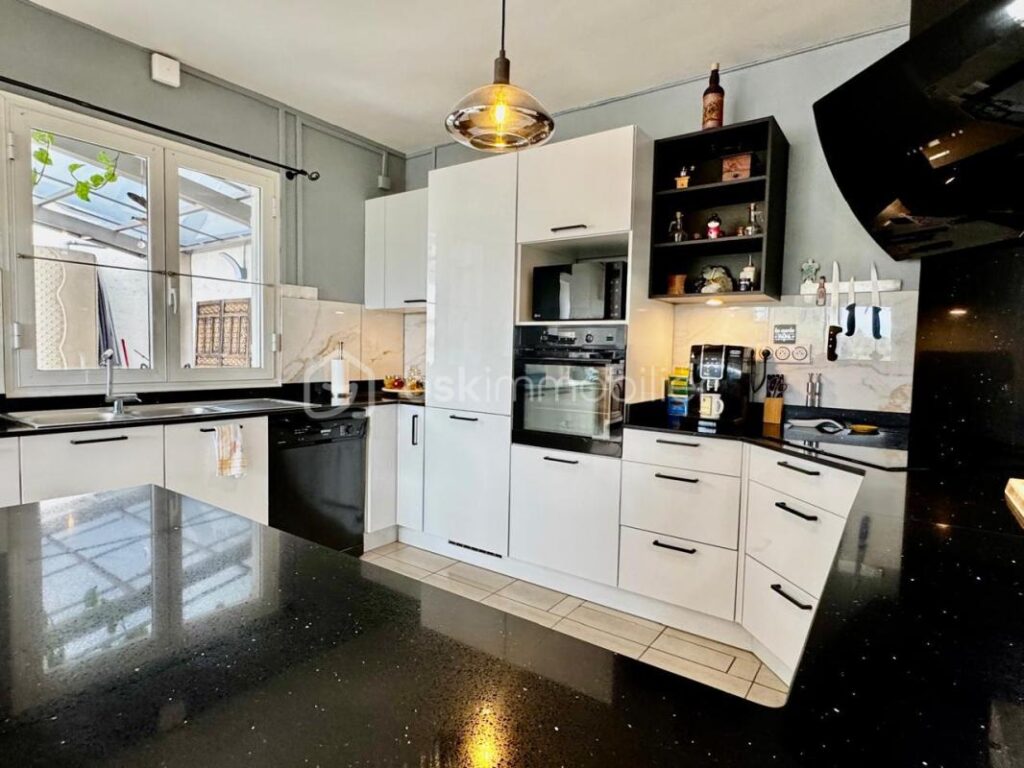 Maison spacieuse avec pergola et jacuzzi – 4 pièces – 3 chambres – 115 m²