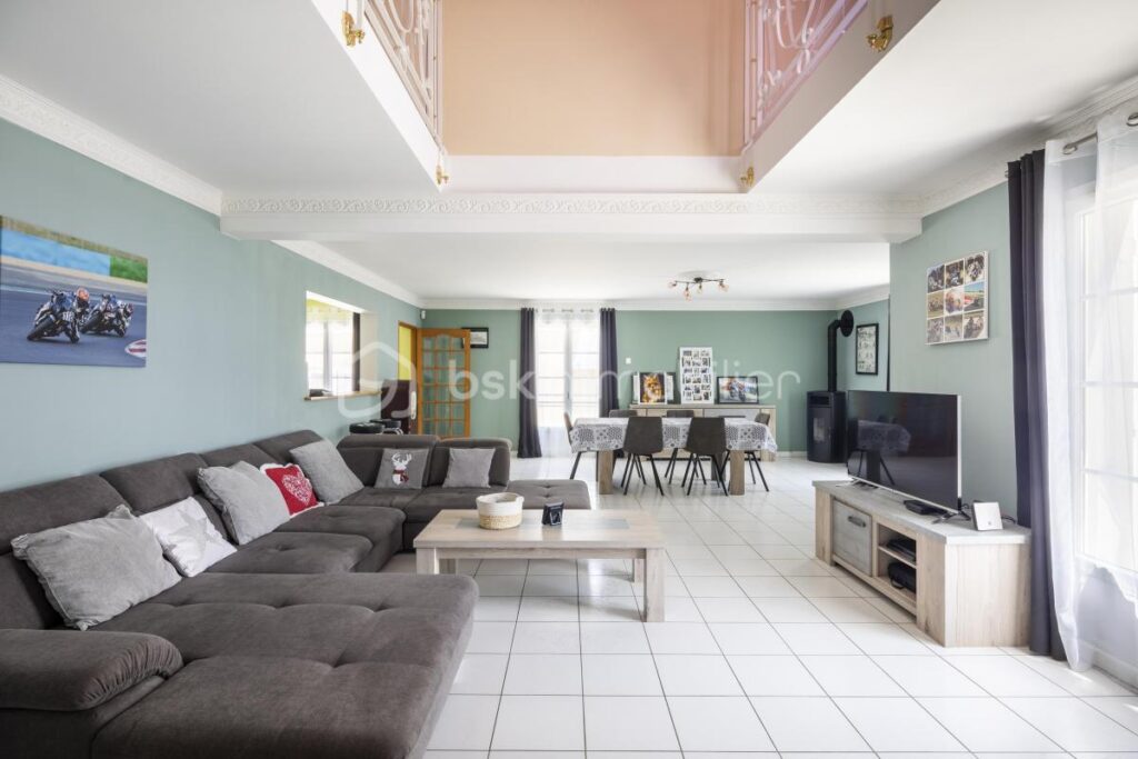 Propriété comprenant une maison d’habitation et un Gîte idéalement située – 13 pièces – 7 chambres – 324 m²