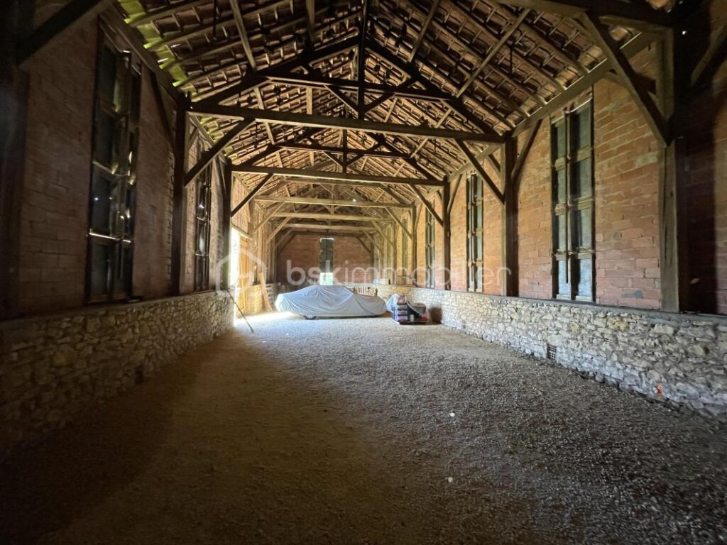 Magnifique bâtisse en pierre de 219m² habitable avec environ 658m² de dépendance sur 10600m² partiellement clos – 7 pièces – 4 chambres – 219 m²