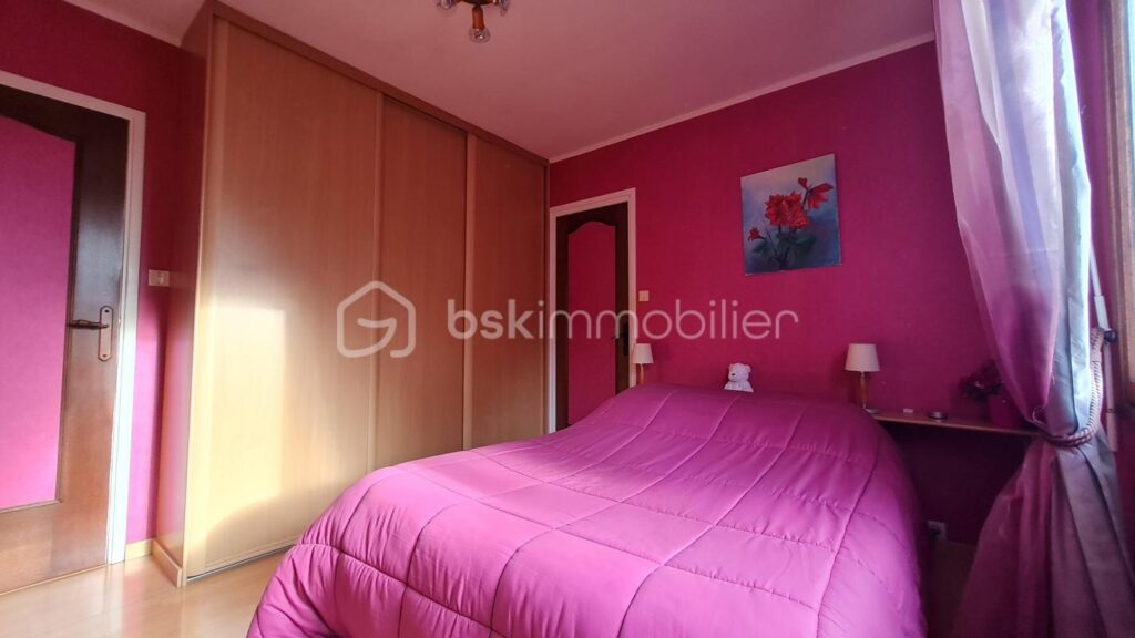 Baisse de prix ! Rare : Pavillon individuel plain-pied + 3 chambres + double garage + atelier+ jardin – 5 pièces – 3 chambres – 95 m²