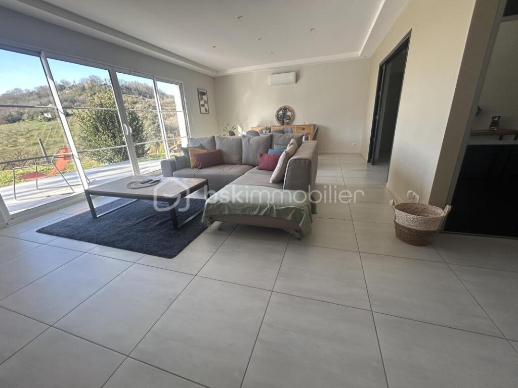 SUPERBE MAISON PLAIN PIED CONTEMPORAINE – 4 CHAMBRES – DOUBLE GARAGE – PISCINE – 5 pièces – 4 chambres – 138 m²