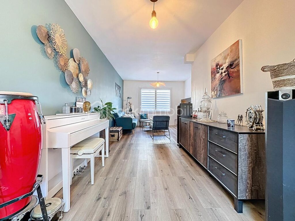 Maison de ville rénovée au coeur de Montebourg – Avec terrain, cour arrière, grange – 4 pièces – 2 chambres – 94 m²