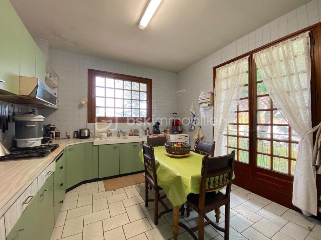 Maison avec 4 chambres + une piscine couverte + un garage de 110m2 !!! De l’espace, du calme et de l’authenticité !!!! – 8 pièces – 4 chambres – 248 m²