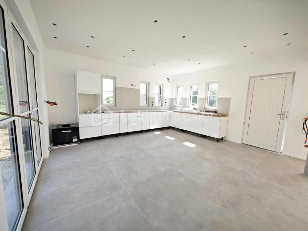 Maison exceptionnelle vue panoramique, d’une superficie de 144 m², sur sous-sol de 56 m² édifié sur terrain de 410 m² arboré et paysagé, RT 2020, 4 chambres, une salle d’eau, une salle de bain, 2 wc séparés – 6 pièces – 4 chambres – 144 m²