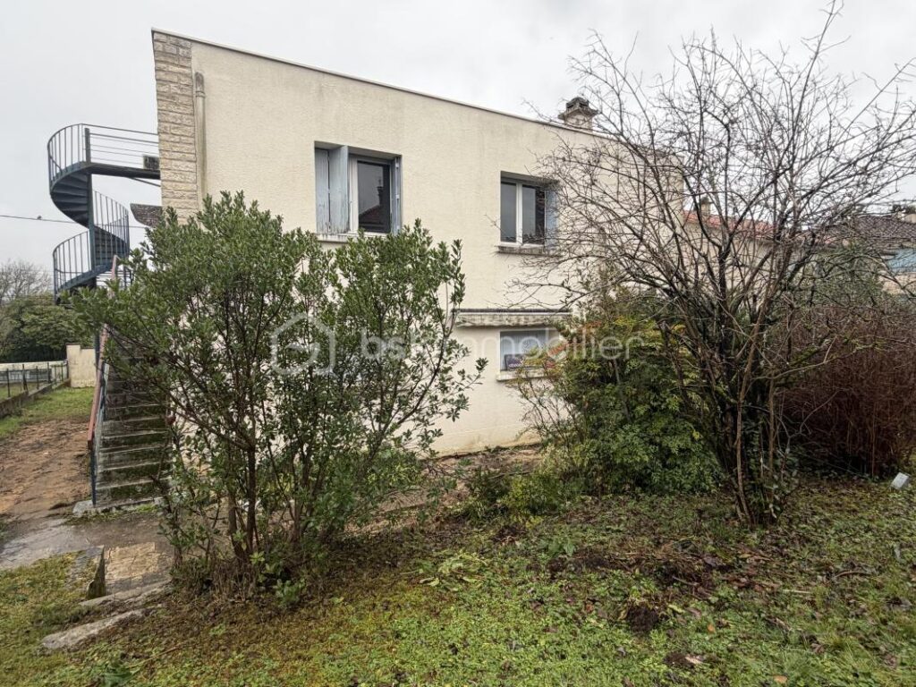 À VENDRE – MAISON DE 194M² SUR LES HAUTEURS DE TRÉLISSAC – 9 pièces – 4 chambres – 194 m²