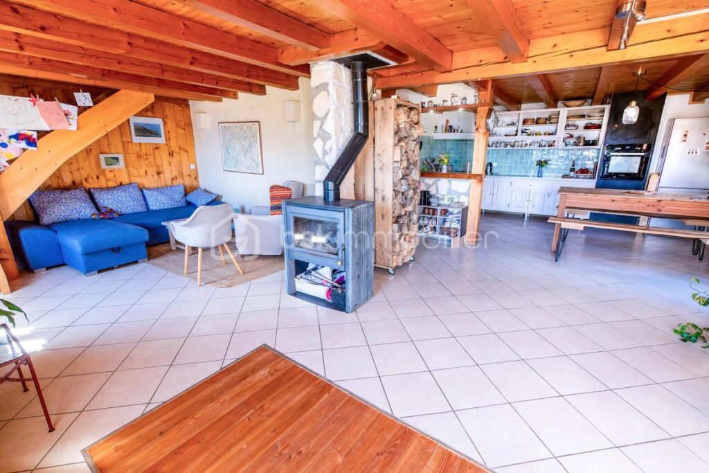 74130 – BRIZON – CHALET RÉNOVÉ 160M2 (144M2 HABITABLES) – TERRASSE, POTAGER – SUPERBE CADRE NATUREL – PROCHE DE LA VALLÉE DE L’ARVE – 6 pièces – 3 chambres – 144 m²