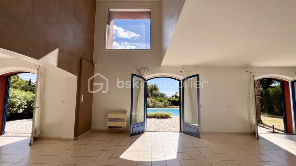 VILLA D’ARCHITECTE – VUE MER PANORAMIQUE – PISCINE – GARAGE – PROCHE CENTRE-VILLE – 7 pièces – 5 chambres – 230 m²