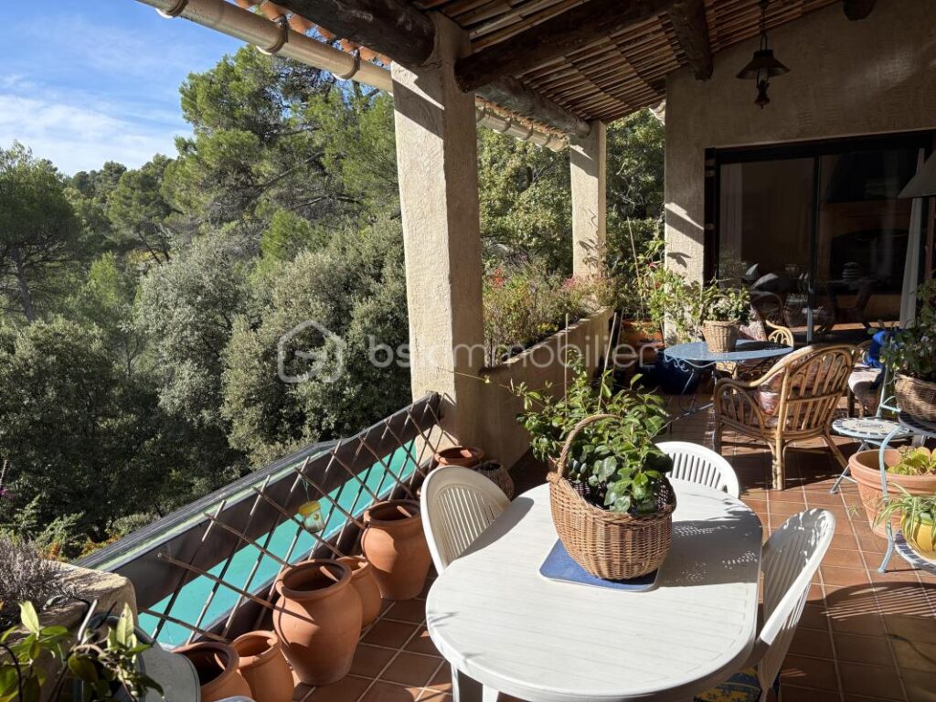 Maison traditionnel (4 Chambres) sur les hauteurs de la pinède – 5 pièces – 4 chambres – 170 m²