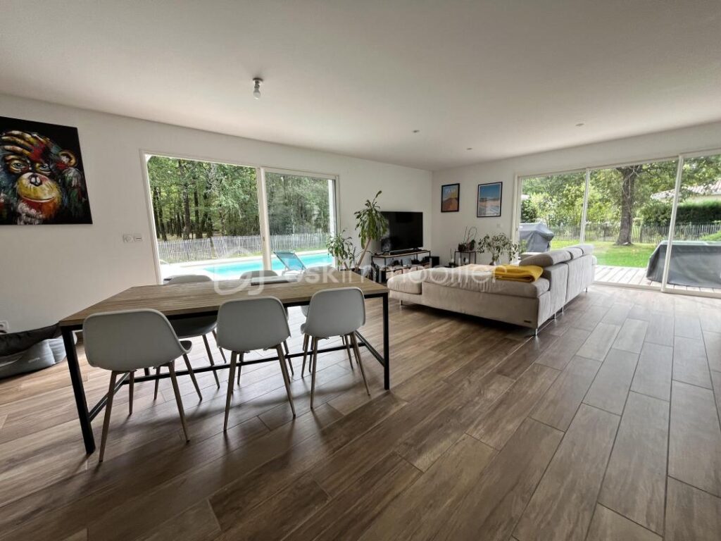 Maison contemporaine avec piscine – 4 pièces – 3 chambres – 130 m²