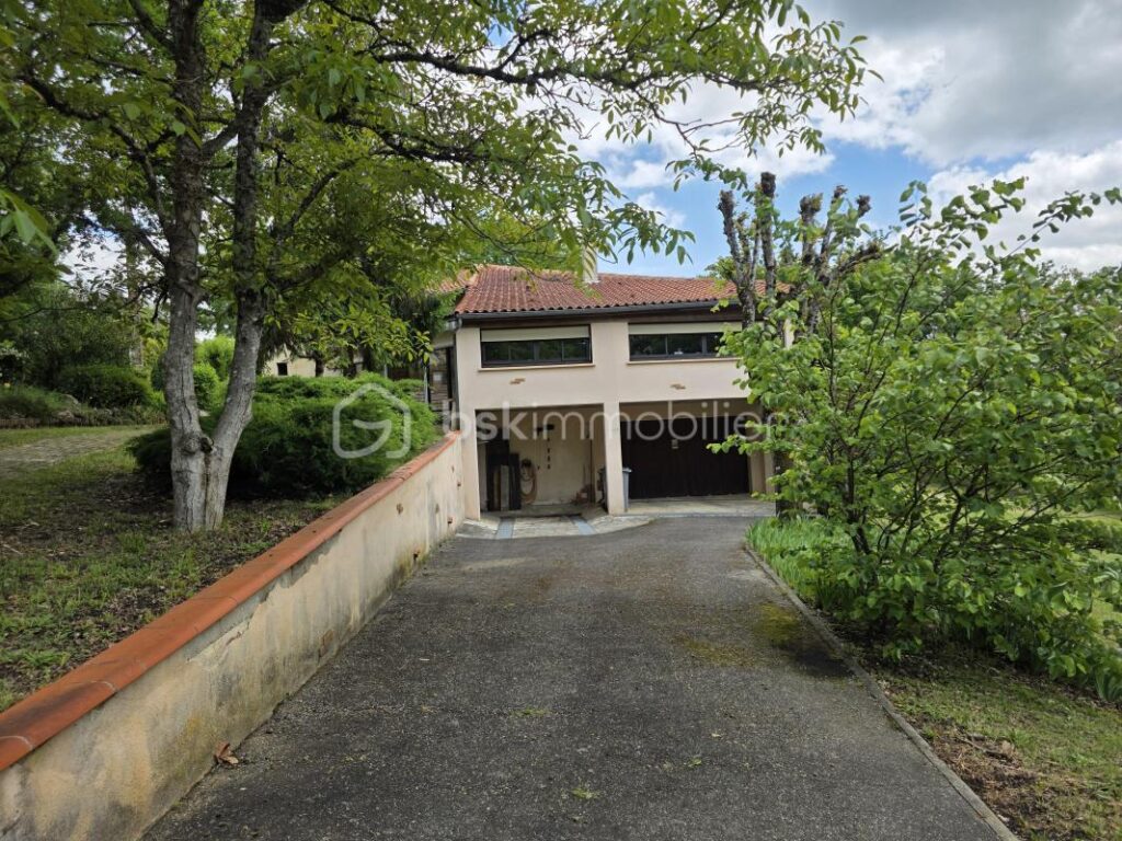 MAISON STE COLOMBE EN BRUILHOIS- GARAGE- JARDIN 3850 m² – 5 pièces – 4 chambres – 140 m²