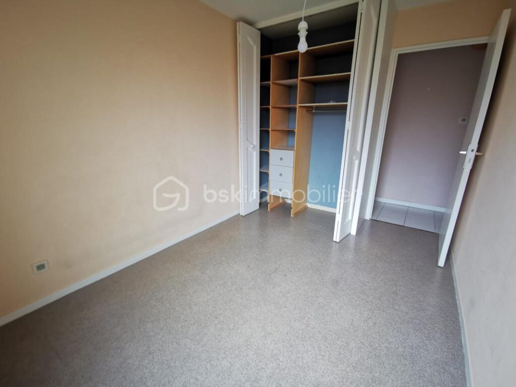 CLAIX – Appartement T3 avec terrasse exposée Sud, résidence calme et sécurisée, courts de tennis – 3 pièces – 2 chambres – 71 m²