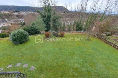 maison de 160 m² habitables + 1 400 m² de terrain : un vrai potentiel en ville ! – 9 pièces – 5 chambres – 160 m²