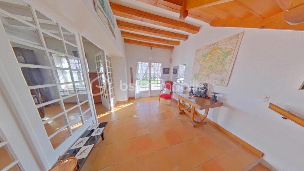 Magnifique propriété de 180 m² sur 1778 m² de terrain – 6 pièces – 4 chambres – 180 m²