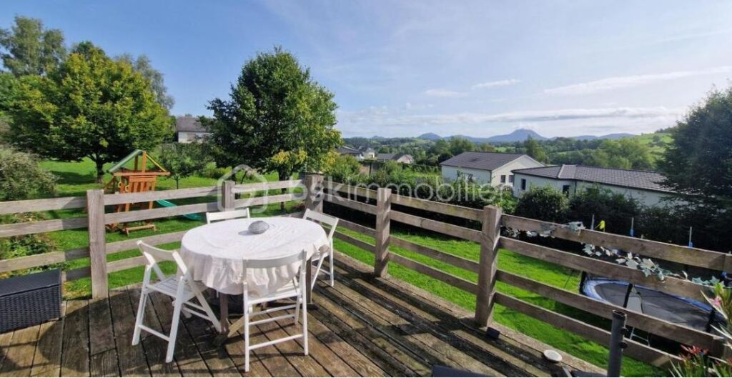 🏡 Maison de charme en pierre – 7 pièces – Vue exceptionnelle sur le Puy-de-Dôme – 7 pièces – 5 chambres – 150 m²