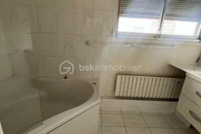 BIEN RARE DANS LE SECTEUR – MAGNIFIQUE APPARTEMENT AVEC TERRASSE PANORAMIQUE – 3 pièces – 2 chambres – 83 m²