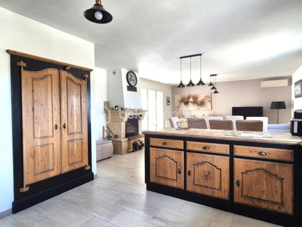 Propriété rare :Villa avec piscine et 3 dépendances locatives – Un placement idéal – 9 pièces – 7 chambres – 190 m²