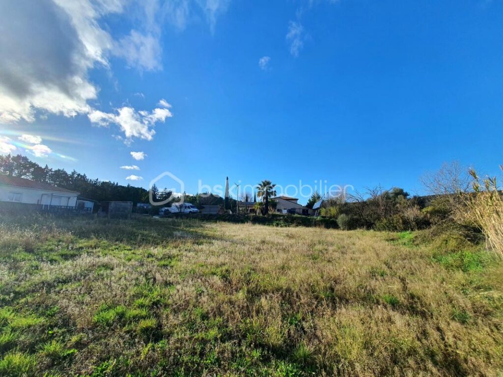 TERRAIN CONSTRUCTIBLE – TOUT A L’EGOUT – LIBRE DE CONSTRUCTEUR – NR pièces – NR chambres – 1522 m²