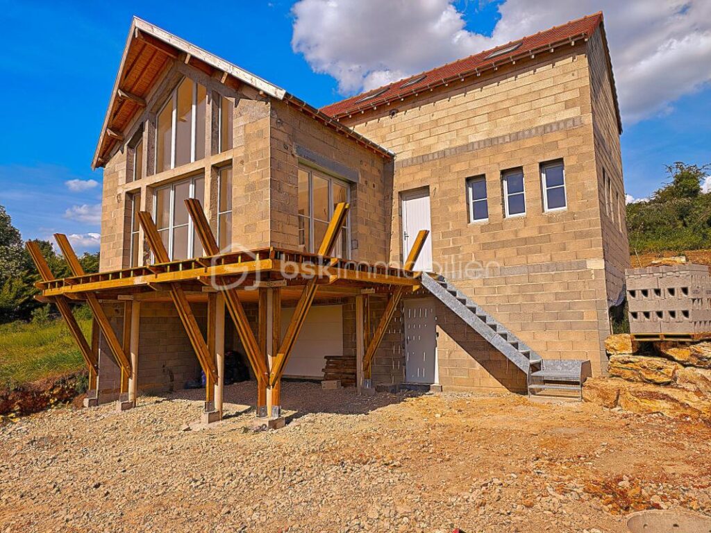 Maison exceptionnelle vue panoramique, d’une superficie de 144 m², sur sous-sol de 56 m² édifié sur terrain de 410 m² arboré et paysagé, RT 2020, 4 chambres, une salle d’eau, une salle de bain, 2 wc séparés – 6 pièces – 4 chambres – 144 m²