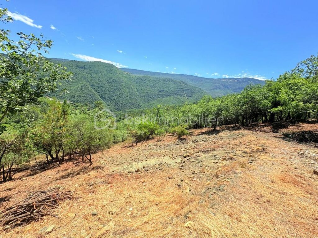 Terrain constructible de 1 605 m² – Vue panoramique – Pierrefeu (06910) À seulement 45 minutes de Nice, dans un cadre naturel privilégié – NR pièces – NR chambres – 1605 m²