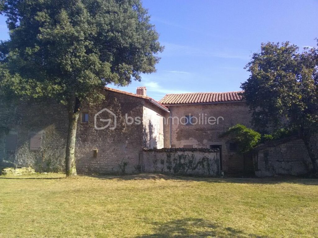 Découvrez le charme d’une ferme rénovée à Melle – 5 pièces – 2 chambres – 141 m²