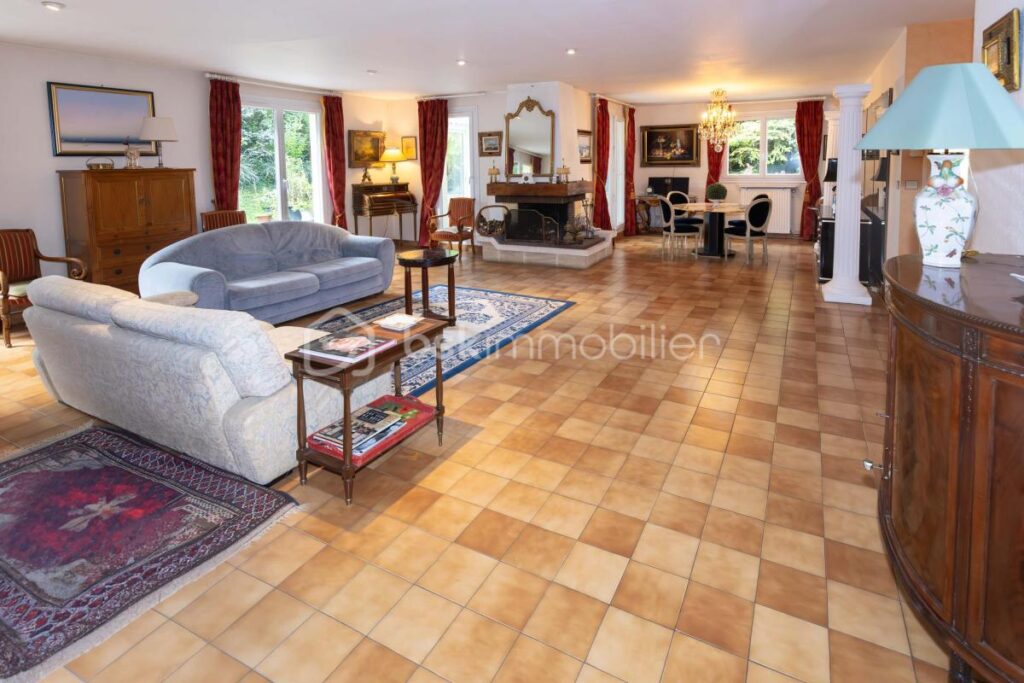 Maison de plain-pied – 151 m² – Jardin arboré d’environ 800 m² – 5 pièces – 3 chambres – 151 m²