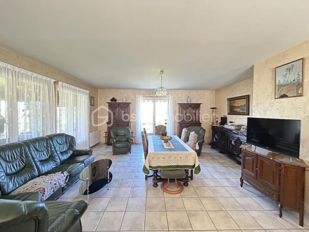 Maison avec grand Terrain (7000m2) et dépendance – 5 pièces – 4 chambres – 134 m²