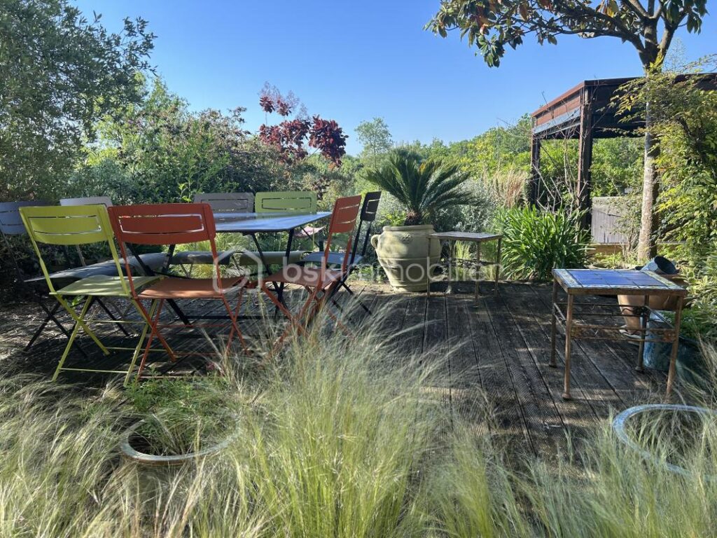 MAGNIFIQUE PROPRIETE EN PIERRES – VUE – CALME – GITES – DEPENDANCES – SOURCE – ETANG – NR pièces – NR chambres – 885 m²