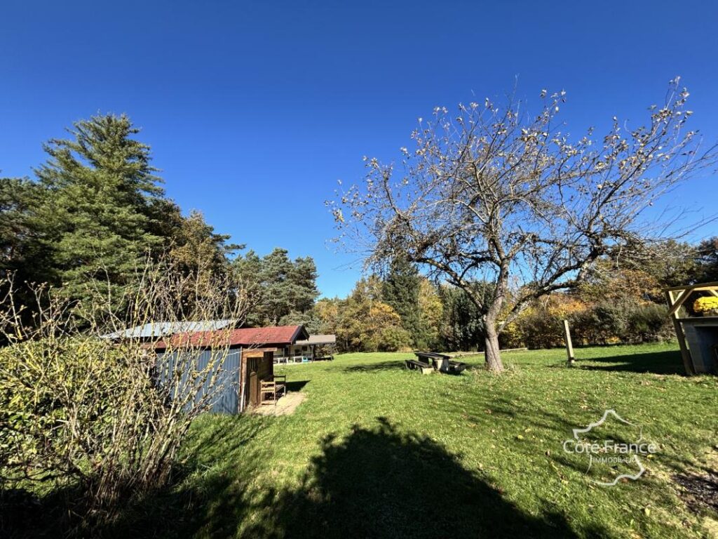 Maison d’été très charmante avec plus de 5 hectares du terra – 3 pièces – 2 chambres – 65 m²