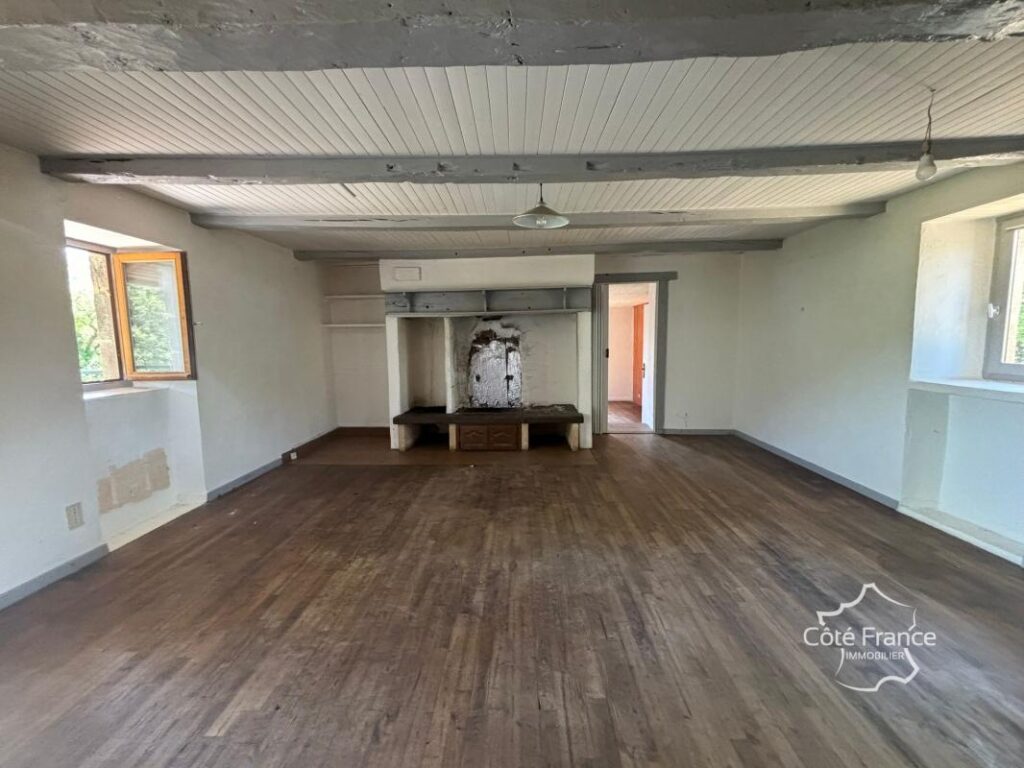 Très charmante maison Auvergnate à rénover, avec beau jardin – 5 pièces – 3 chambres – 75 m²
