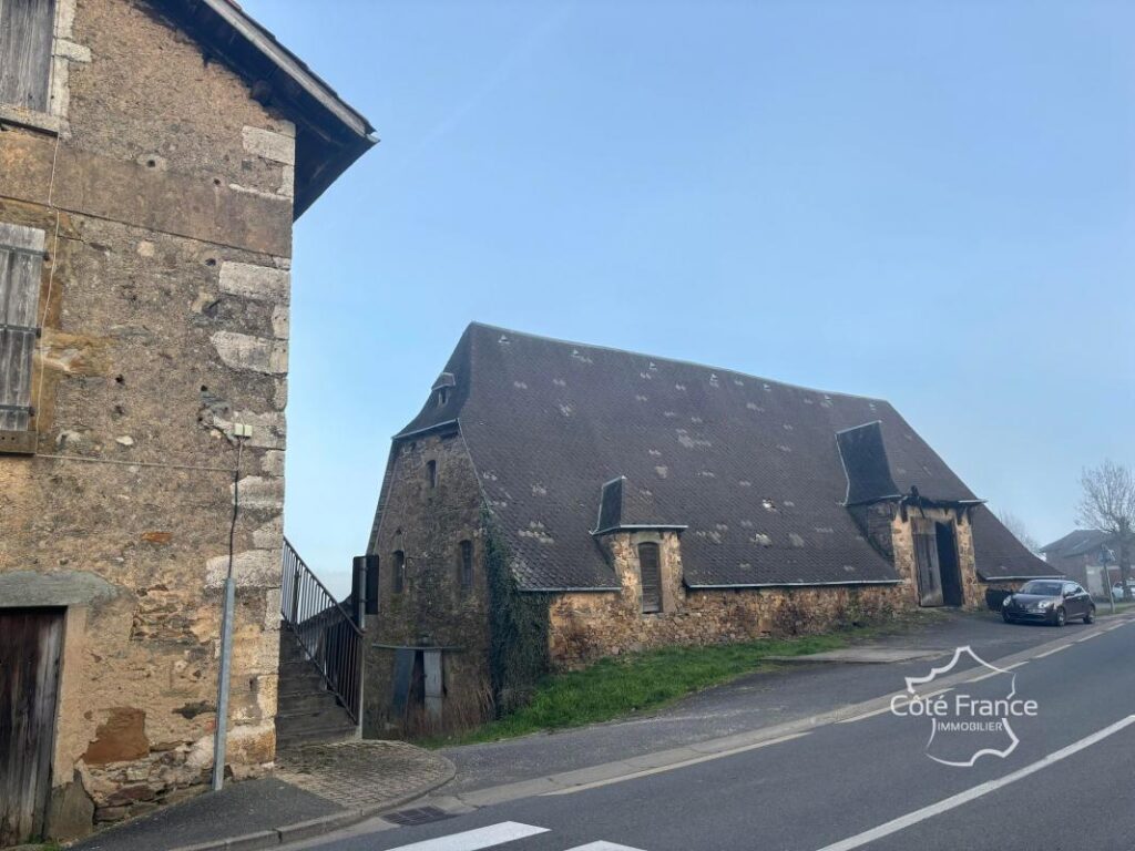 Grande grange d’une beauté exceptionnelle à vendre St. Julie – 2 pièces – 2 chambres – 375 m²