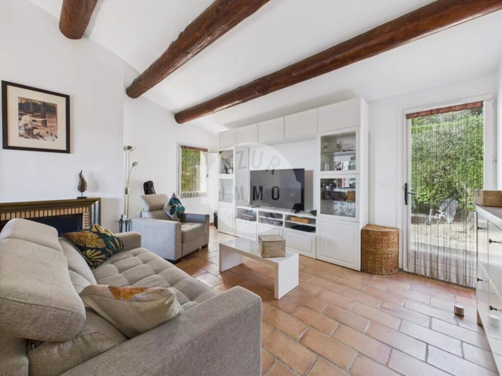 Maison de plain pied sur Roquevaire de 96m² sur 900m² de terrain avec piscine – 5 pièces – 3 chambres – 96 m²