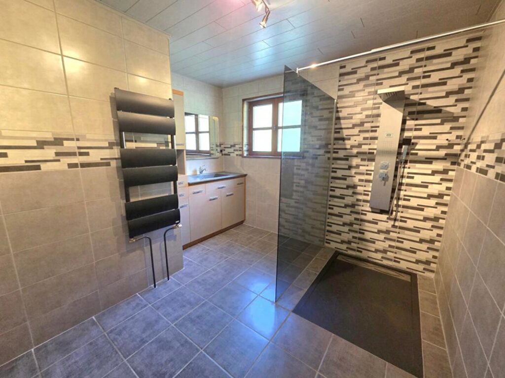 MAISON 9 PIECES 206m² SUR 13.91 ARES 329000 EUROS – 9 pièces – 7 chambres – 205 m²