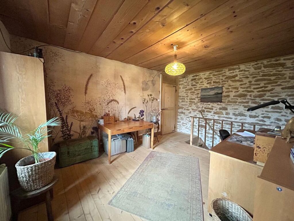 ANCIEN CORPS DE FERME RENOVE 8 PIECES 222 m² SUR TERRAIN DE 46 ARES 390000 EUROS – 8 pièces – 3 chambres – 222 m²