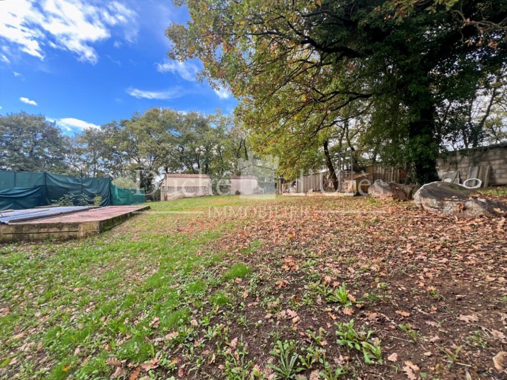 Terrain – NR pièces – NR chambres – 700 m²