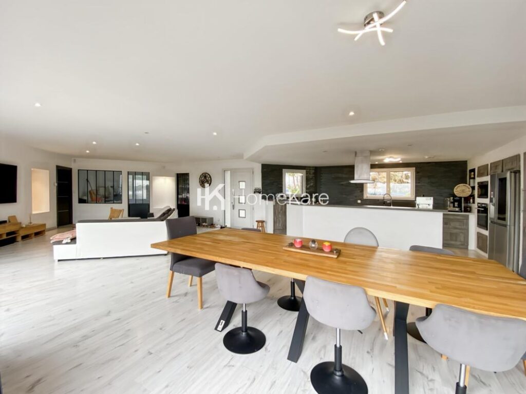 VILLA AVEC VUE, PISCINE, DEPENDANCE ET GRAND GARAGE – 8 pièces – 6 chambres – 275 m²