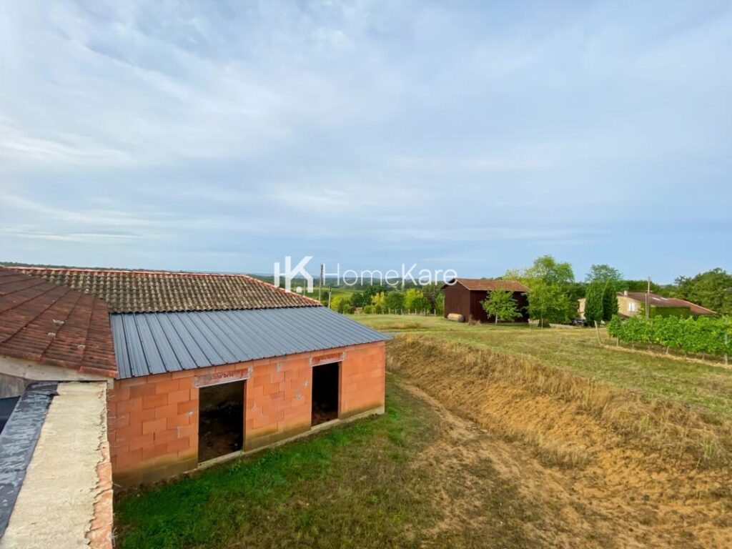 UNE BELLE BATISSE EN PIERRE DANS UN ECRIN DE VERDURE – 5 pièces – 4 chambres – 180 m²