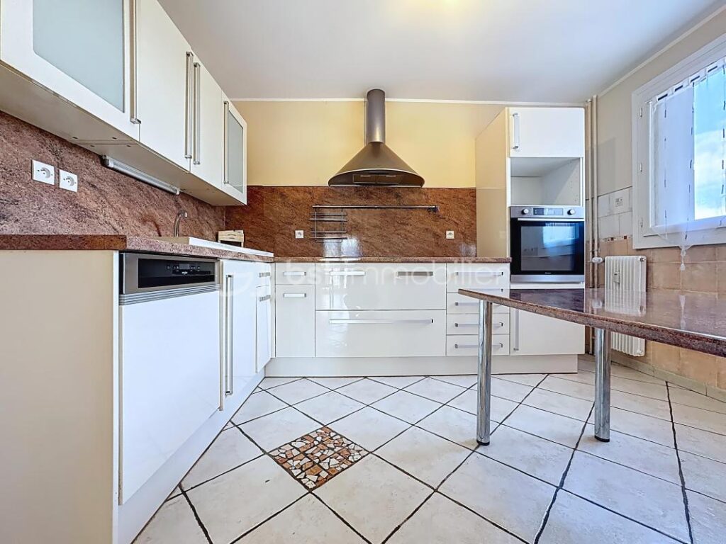 T4 101 m² ÉTAGE ÉLEVÉ – VUE MASSIFS – 2 BALCONS – GARAGE 20 m² – GRENOBLE 38100 – 5 pièces – 3 chambres – 101 m²