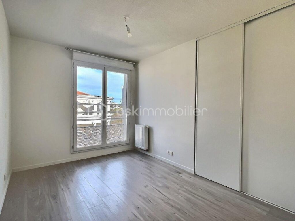 Rare : Dernier étage rénové – Balcon – Parking – Proche mairie – 3 pièces – 2 chambres – 63 m²