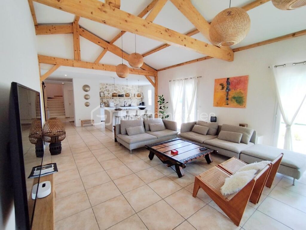 Villa avec un appartement sur 2000 m² de terrain – 8 pièces – 4 chambres – 219 m²