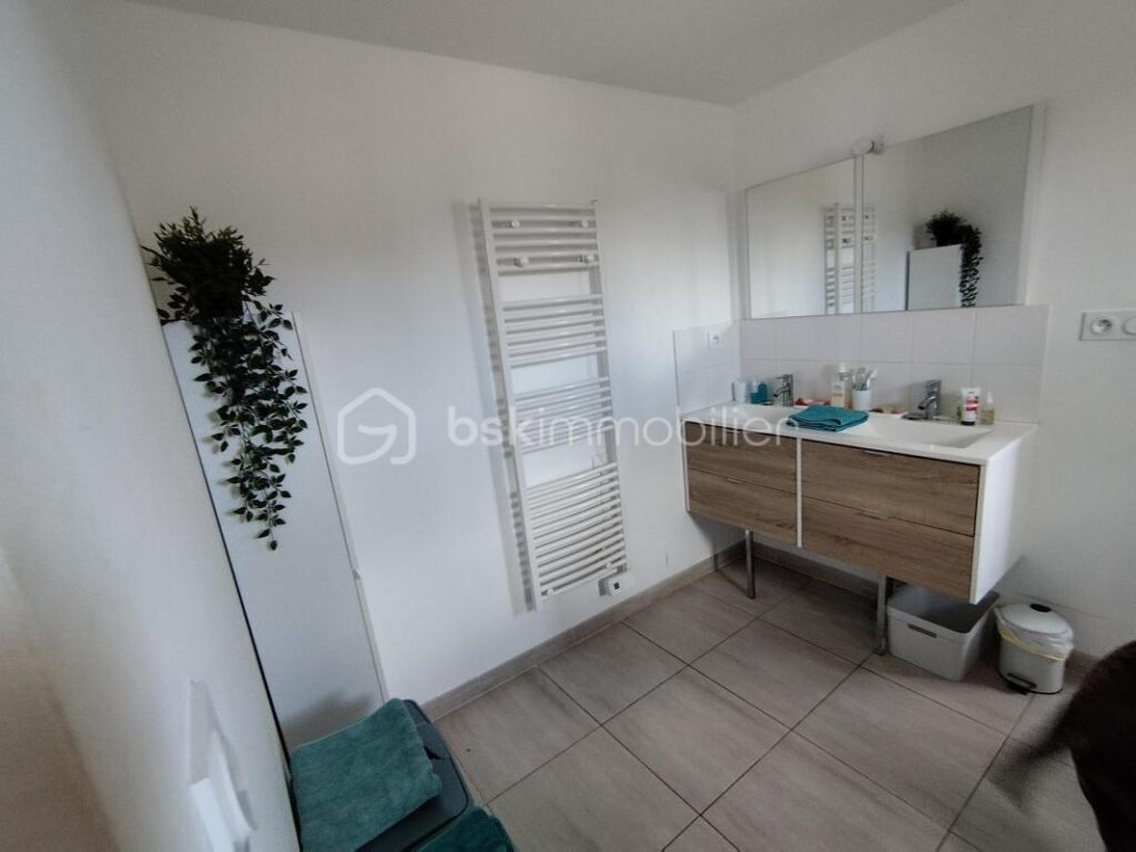 2 villas récentes sur 2 hectares de terrain – 10 pièces – 7 chambres – 305 m²