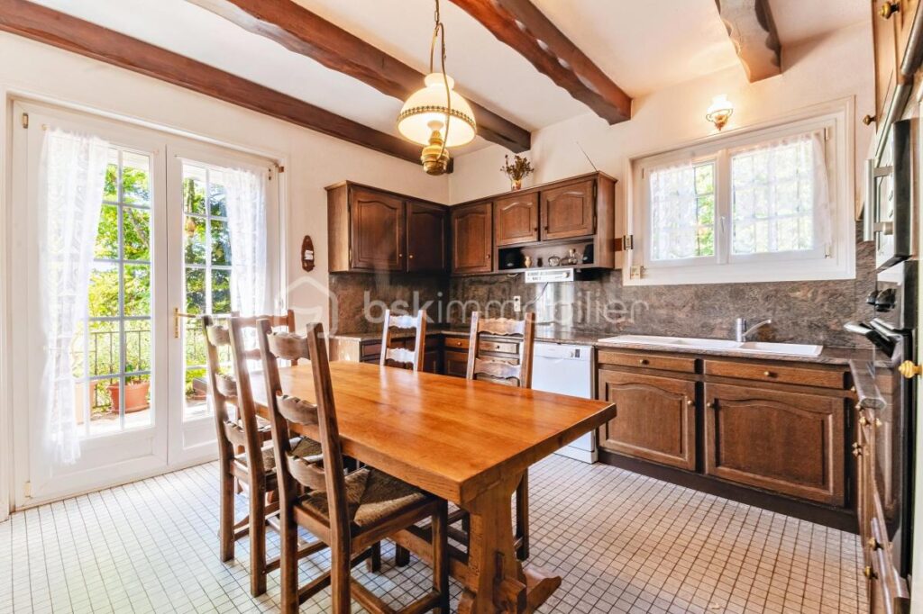 Maison d’exception sur parcelle d’environ 4 300 m² piscinable & constructible – 8 pièces – 7 chambres – 205 m²