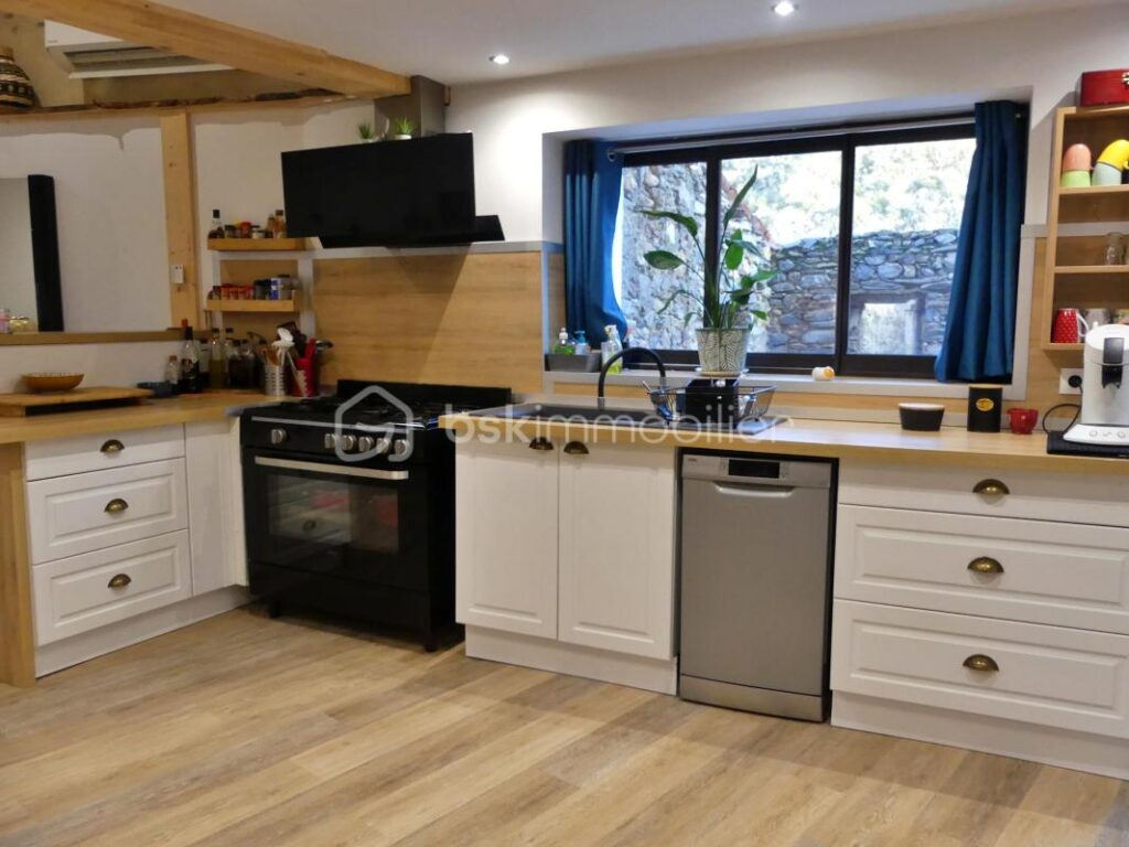 Maison de village en pierre entièrement rénovée – 3 pièces – 2 chambres – 90 m²