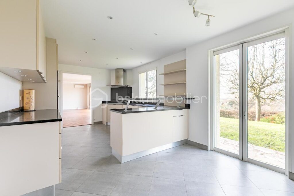 Maison familiale type ‘ORANGER’ 210m² à SAINT-WITZ – 8 pièces – 5 chambres – 210 m²